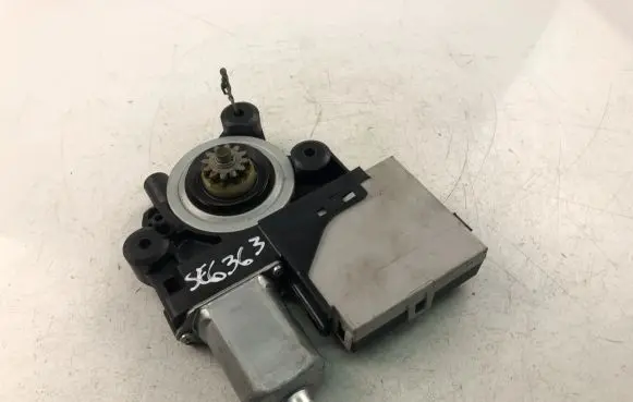 Volvo S40 Front door window regulator motor 979040101