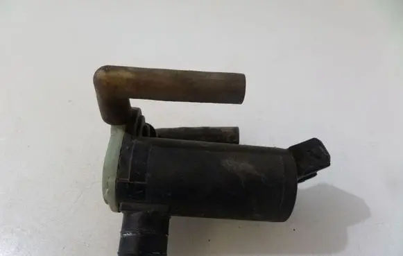 Ford Focus Windscreen/windshield washer pump 98BB17K624BA