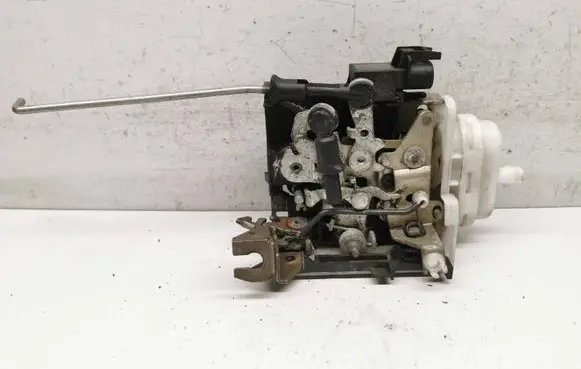 Audi A4 S4 B5 8D Front door lock 4D0173A