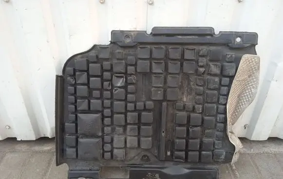 Jeep Grand Cherokee Engine splash shield/under tray 68191341
