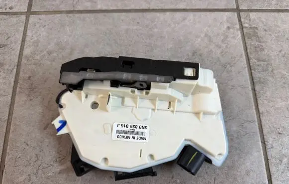 Volkswagen Amarok Rear door lock 5N0839016J