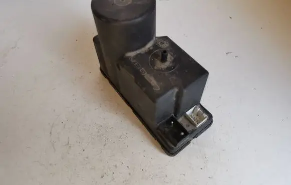 Audi A4 S4 B5 8D Central locking vacuum pump 4A0862257A