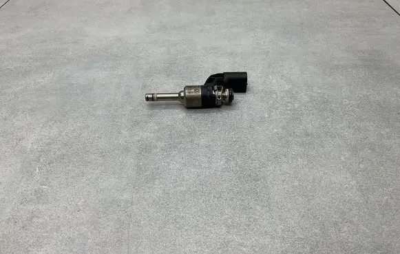 Volkswagen Scirocco Fuel injector 03C906036M