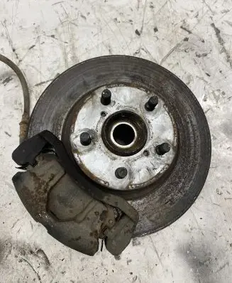 Subaru Impreza I Front wheel hub