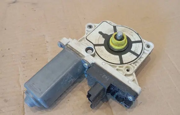Mitsubishi Colt Front door window regulator motor 9746016736 FC6B676 11056440