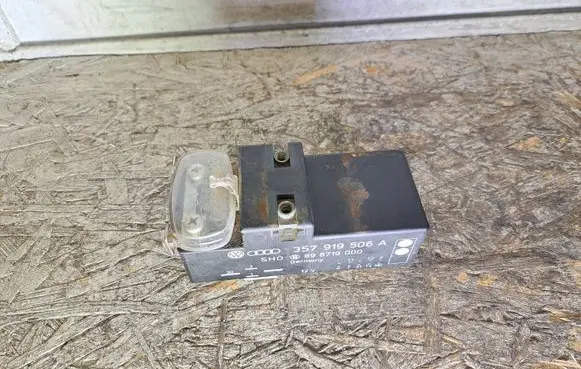 Volkswagen Golf III Coolant fan relay 357919506A 898719000