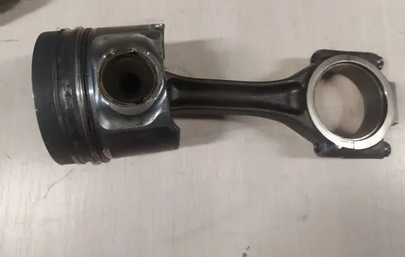 Volkswagen Touareg I Piston with connecting rod