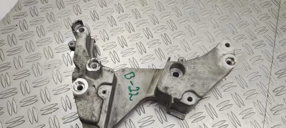 Volkswagen PASSAT B8 Engine mounting bracket 04E199275E