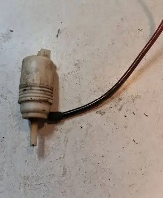 Volkswagen PASSAT B5 Windscreen/windshield washer pump 1H5955651