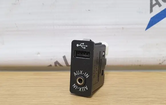 BMW X5 E70 USB socket connector 9237653 84109237653