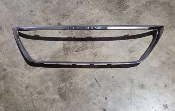 Front bumper upper radiator grill