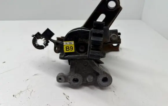 Toyota Auris E180 Engine mount bracket