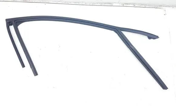 Ford Escape IV Front door glass trim molding 05HEA 52740456