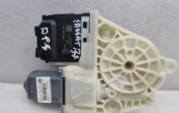 Volkswagen PASSAT B7 Front door window regulator motor 3C0959794 965128102