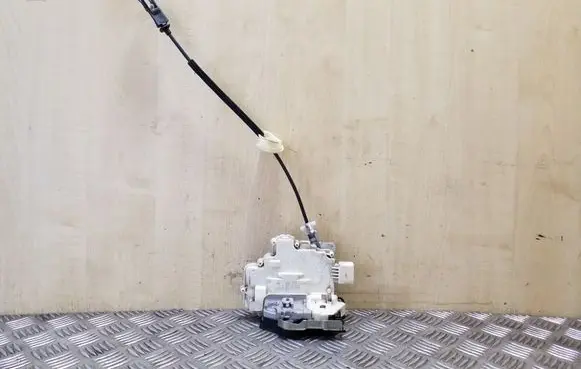 Volkswagen Touareg II Rear door lock 4G0839016