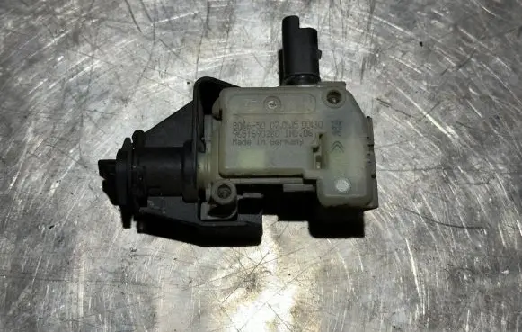 Fuel tank cap lock motor