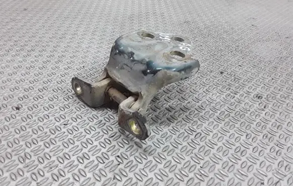 Hyundai Galloper Rear door lower hinge