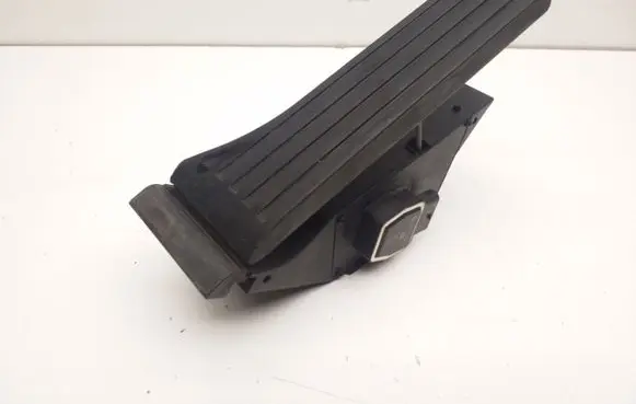 Mercedes-Benz E W212 Accelerator throttle pedal A2043000004