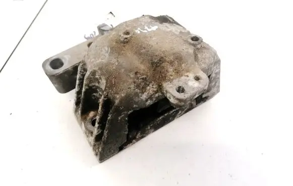 Volkswagen New Beetle Engine mount bracket