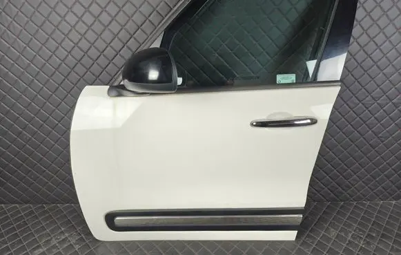 Fiat 500L Front door