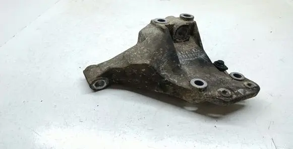 Engine mounting bracket