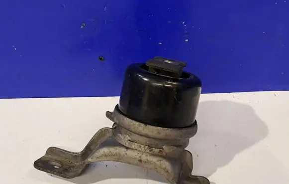 Engine mount bracket