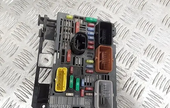 Citroen Berlingo Fuse module 9807028780