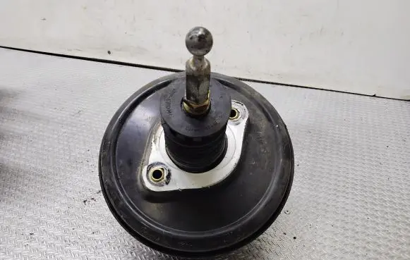Volkswagen PASSAT B5 Brake booster 4B3612105