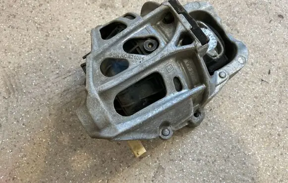 Audi Q7 4M Engine mount bracket 4M0199371FF