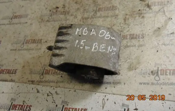 Mercedes-Benz A W169 Engine mount bracket