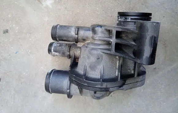 Thermostat/thermostat housing