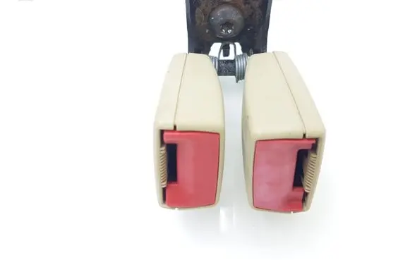Ford Fusion II Middle seatbelt buckle (rear) 