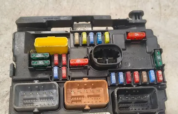 Citroen C3 Fuse module 9667199780