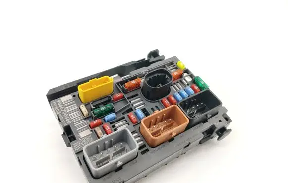 Peugeot 308 SW Fuse module 9666700480