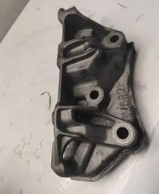 Engine mounting bracket