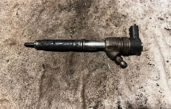 KIA Ceed Fuel injector 338002A400 0445110256