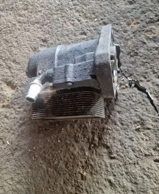 Oil filter mounting bracket