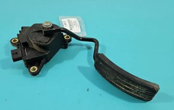 Accelerator throttle pedal