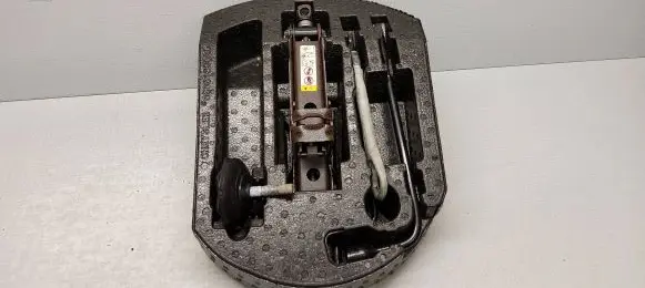 Jeep Grand Cherokee Tool set 68061747AB 04766498AA 68068665AC