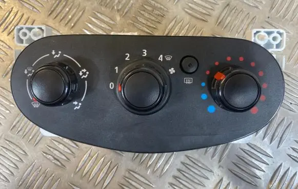 Dacia Sandero Climate control unit A42303300