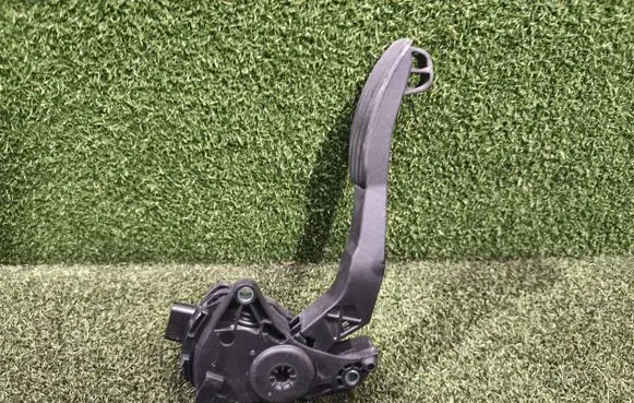 Renault Master III Accelerator throttle pedal 180107523R 6PV00997800