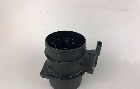 Volkswagen Tiguan Mass air flow meter 05L906461B