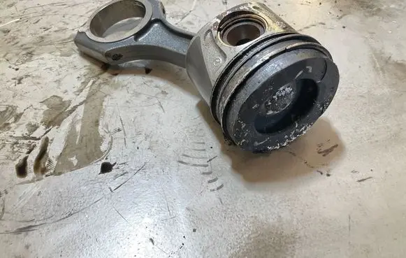 Mercedes-Benz Sprinter W906 Piston with connecting rod