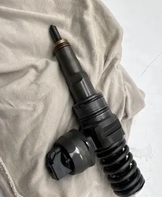 Volkswagen Caddy Fuel injector 038130073AG DBTD