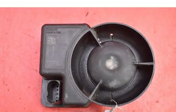 Tesla Model S Horn signal 1015860-00-A