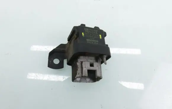 Toyota Avensis T220 Glow plug pre-heat relay 1567000671 2861067010