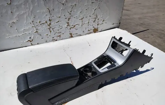 Volkswagen PASSAT CC Center console 