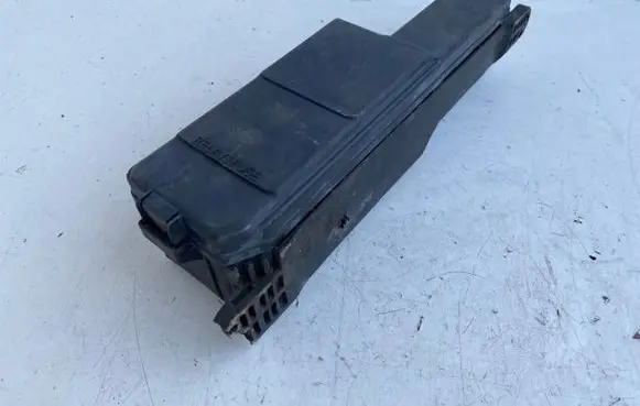 Toyota Avensis T220 Fuse module 8272005010