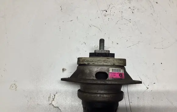 Engine mount bracket