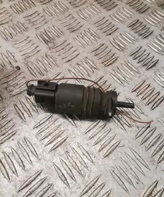 Volkswagen PASSAT B5 Windscreen/windshield washer pump